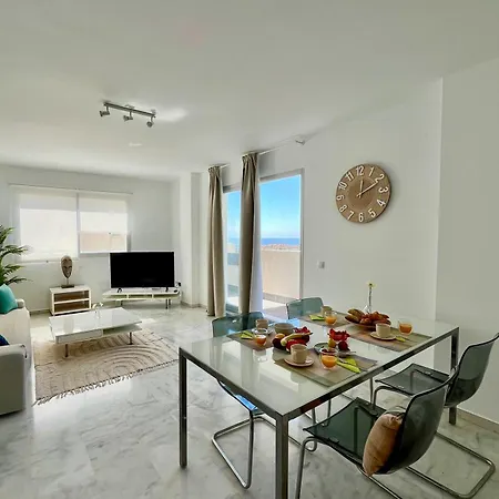 Apartment With Stunning Views, Pool, Gym, And Parking *