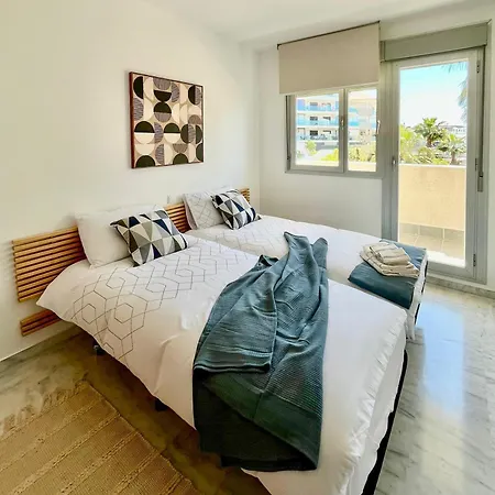 Apartment With Stunning Views, Pool, Gym, And Parking